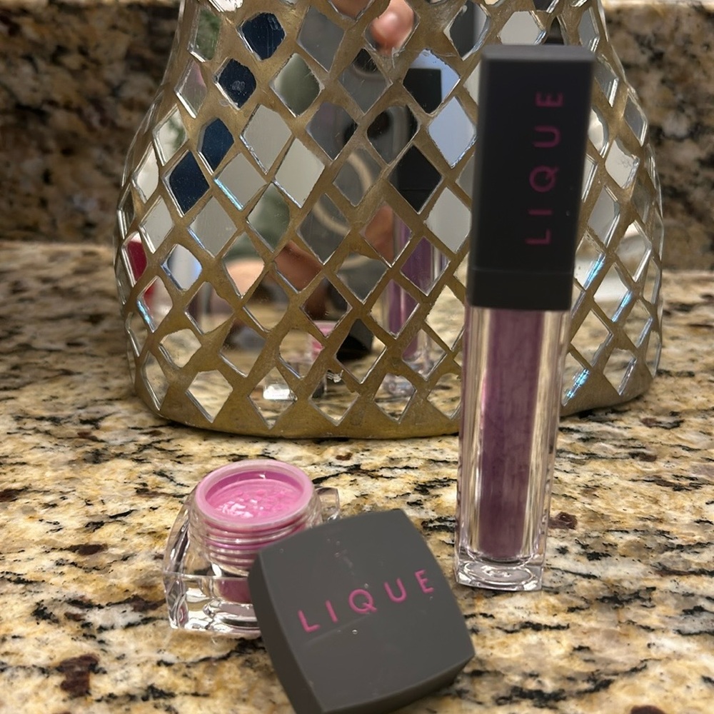 Lique 2 Piece Makeup Set.  NWT